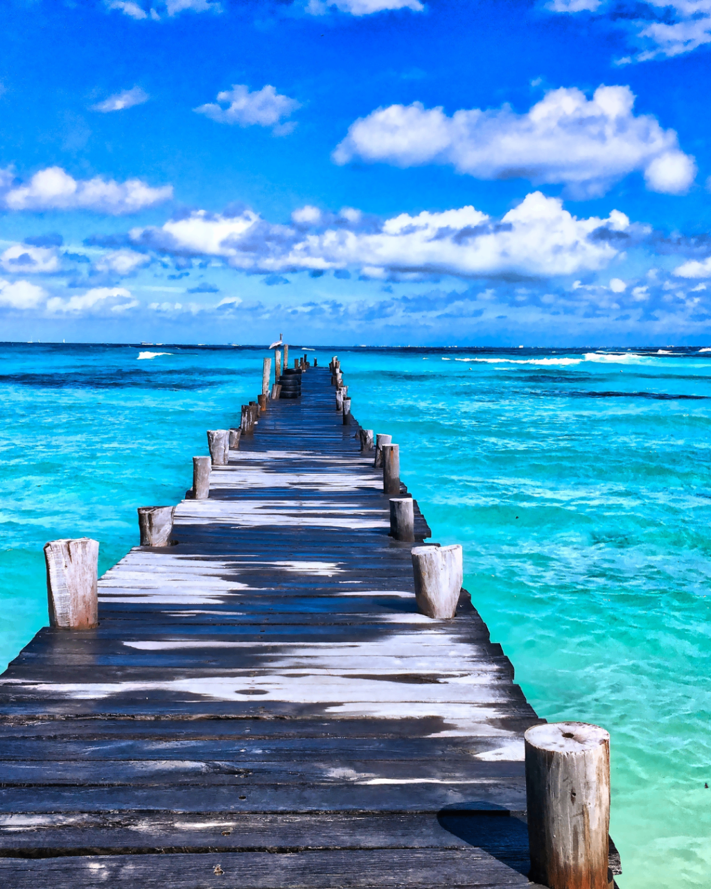 Vue paradisiaque sur une jetée et une mer turquoise