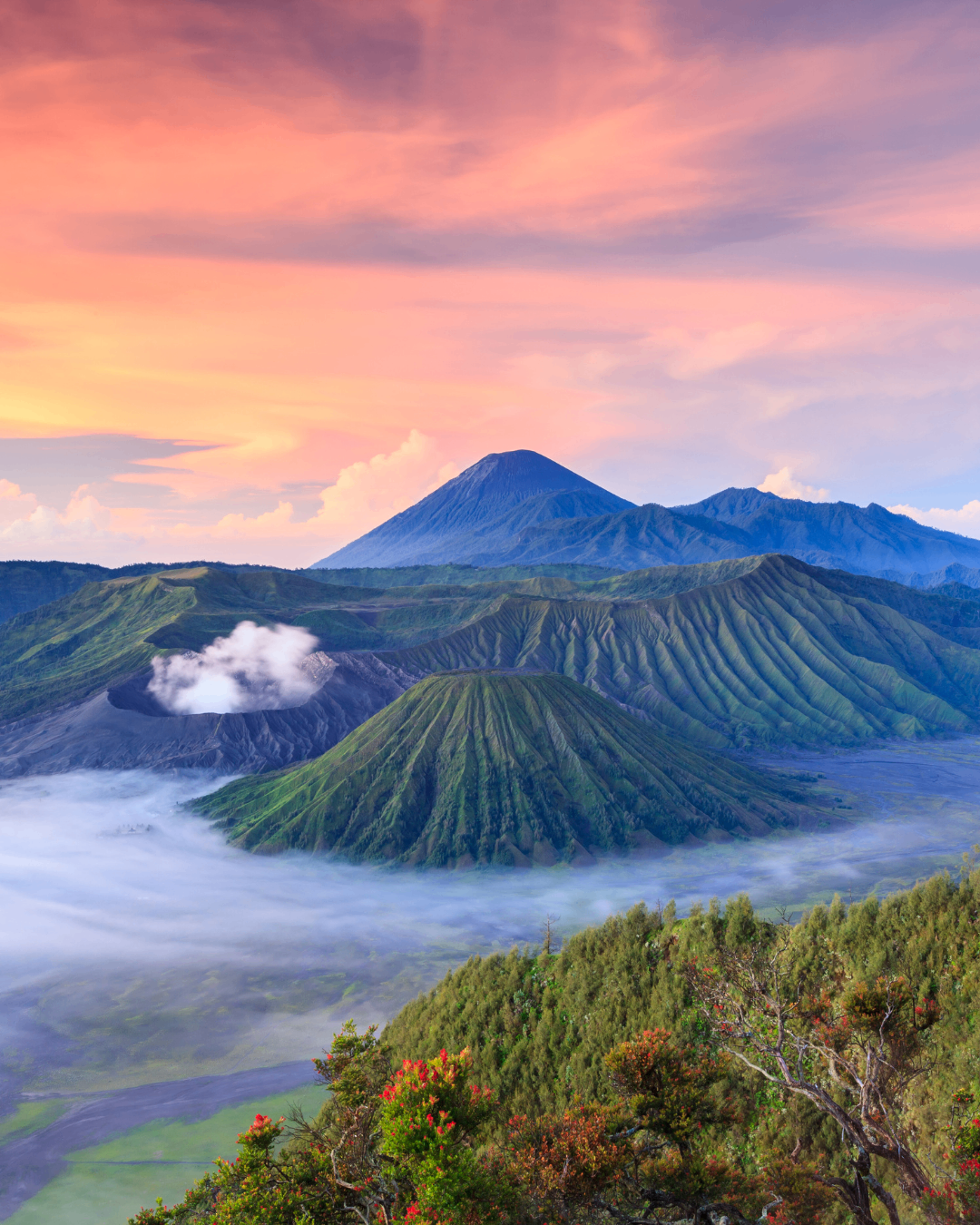 Volcan et paysage spectaculaire au coucher du soleil